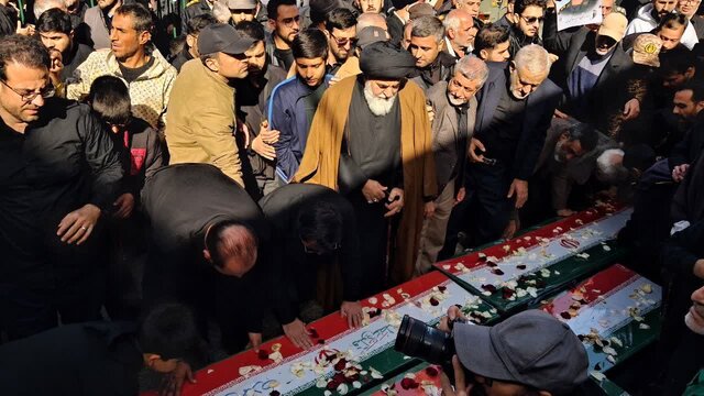 تشییع پیکر ۶ شهید جنگ رمضان در قم