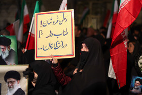 تجمع زنجانی ها در محل صابت موشک به منزل مسکونی