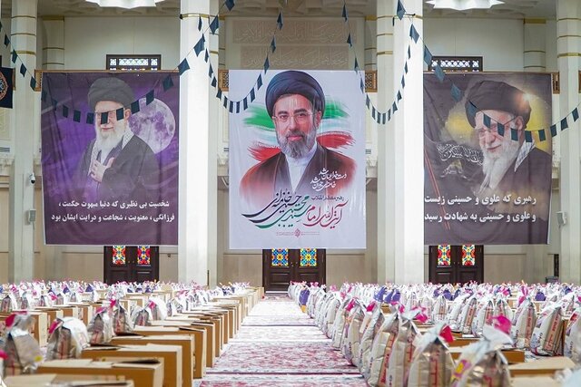 توزیع بسته‌های معیشتی میان نیازمندان و آسیب‌دیدگان جنگ رمضان در حرم شاهچراغ(ع)