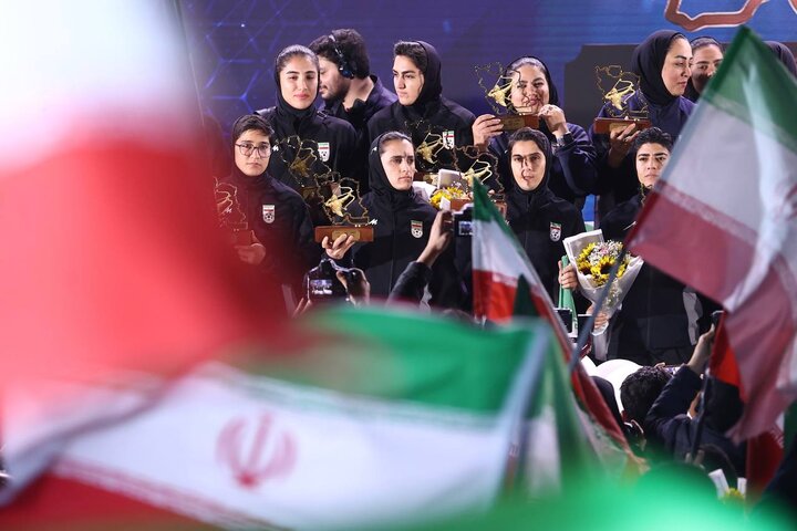 عکس آرشیوی است آغوش باز ایران به روی دختران فوتبال/ دولت به ملیپوشان خوشامد گفت