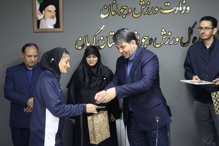 استقبال استاندار کرمان از سرمربی تیم فوتبال بانوان و قدردانی از نقش او در بازگشت تیم