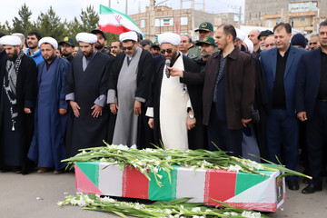 اقامه نماز توسط حجت الاسلام جلیل جلیلی امام جمعه شهرستان اهر بر پیکر شهید "احسان غمی تازه کندی" - اهر