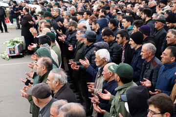 اقامه نماز توسط حجت الاسلام جلیل جلیلی امام جمعه شهرستان اهر بر پیکر شهید "احسان غمی تازه کندی" - اهر