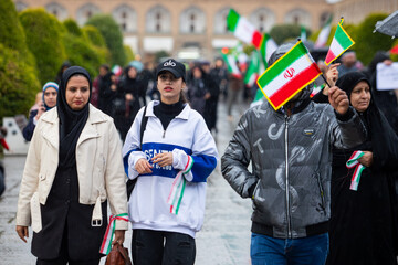 زنجیره انسانی در محکومیت حمله آمریکایی صهیونی به آثار تاریخی اصفهان