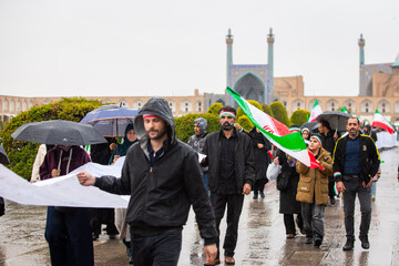 زنجیره انسانی در محکومیت حمله آمریکایی صهیونی به آثار تاریخی اصفهان