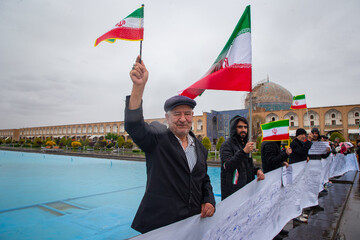 زنجیره انسانی در محکومیت حمله آمریکایی صهیونی به آثار تاریخی اصفهان