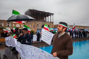 زنجیره انسانی در محکومیت حمله آمریکایی صهیونی به آثار تاریخی اصفهان
