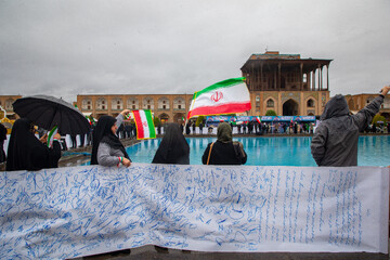 زنجیره انسانی در محکومیت حمله آمریکایی صهیونی به آثار تاریخی اصفهان