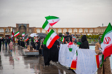 زنجیره انسانی در محکومیت حمله آمریکایی صهیونی به آثار تاریخی اصفهان