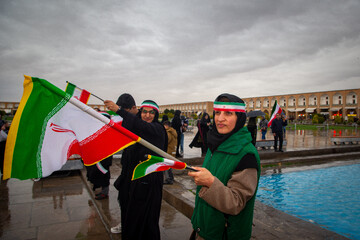 زنجیره انسانی در محکومیت حمله آمریکایی صهیونی به آثار تاریخی اصفهان