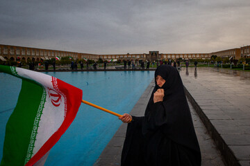 زنجیره انسانی در محکومیت حمله آمریکایی صهیونی به آثار تاریخی اصفهان