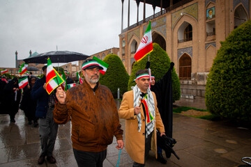 زنجیره انسانی در محکومیت حمله آمریکایی صهیونی به آثار تاریخی اصفهان