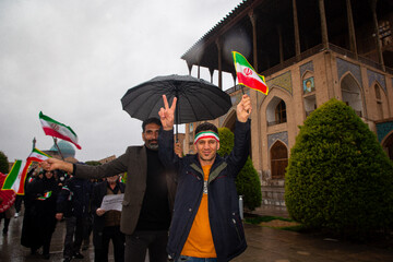زنجیره انسانی در محکومیت حمله آمریکایی صهیونی به آثار تاریخی اصفهان