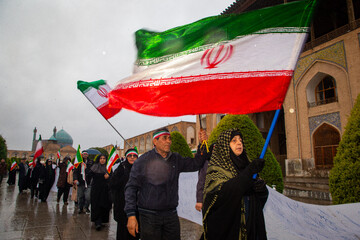 زنجیره انسانی در محکومیت حمله آمریکایی صهیونی به آثار تاریخی اصفهان