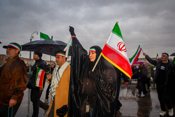 زنجیره انسانی در محکومیت حمله آمریکایی صهیونی به آثار تاریخی اصفهان