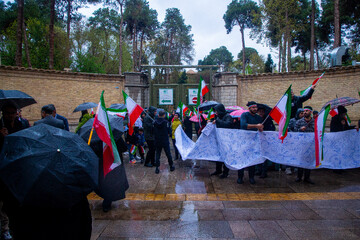 زنجیره انسانی در محکومیت حمله آمریکایی صهیونی به آثار تاریخی اصفهان