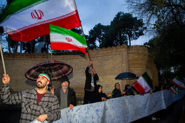 زنجیره انسانی در محکومیت حمله آمریکایی صهیونی به آثار تاریخی اصفهان