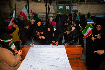 زنجیره انسانی در محکومیت حمله آمریکایی صهیونی به آثار تاریخی اصفهان