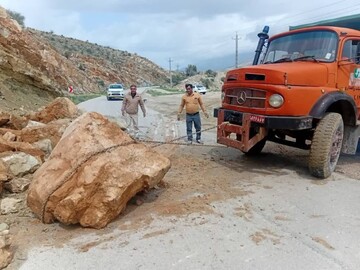 جاده خوی _ رازی درپی ریزش کوه مسدود شد