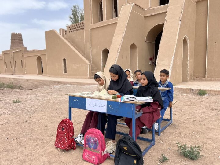 پته همدلی دختران شفیع‌آباد شهداد برای شهیدان میناب