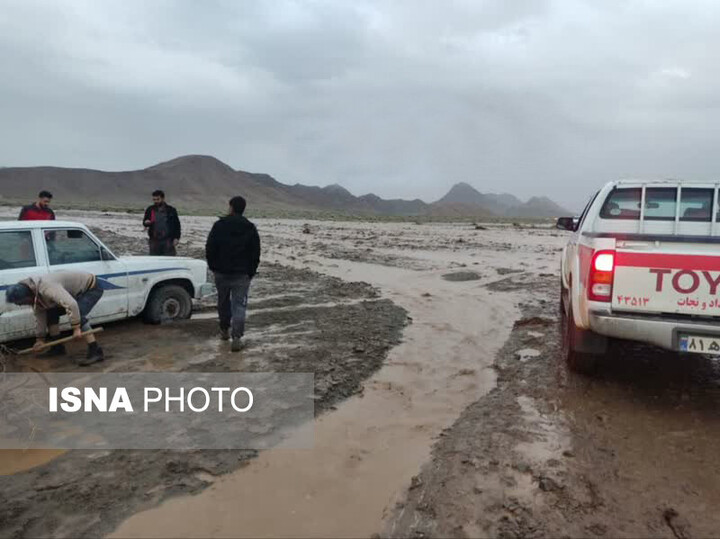 نجات ۱۵۰ نفر و رهایی ۴۰ خودرو از سیلاب‌های بردسکن