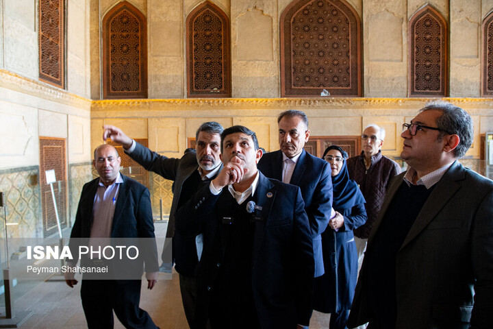 دبیرکل کمیسیون ملی یونسکو در ایران هنگام بازدید از آثار تاریخی اصفهان که در جنگ آسیب دیدند این یک مصیبت بزرگ است
