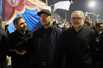 حضور منوچهر حبیبی استاندار و محمد مبین فرماندار کرمانشاه در تجمع شبانه مردم در حمایت از مدافعان وطن
