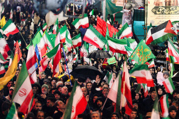 در میدان می‌مانیم + ویدئو