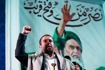 حضور مجاهدین یمنی و نمایندگان انصارالله در تجمع شبانه مردم در حمایت از مدافعان وطن در میدان انقلاب
