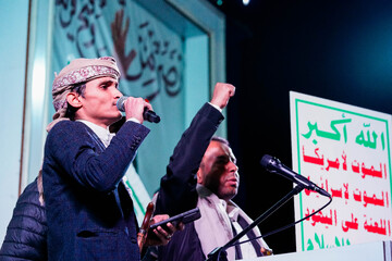 حضور مجاهدین یمنی و نمایندگان انصارالله در تجمع شبانه مردم در حمایت از مدافعان وطن در میدان انقلاب