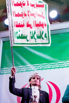 حضور مجاهدین یمنی و نمایندگان انصارالله در تجمع شبانه مردم در حمایت از مدافعان وطن در میدان انقلاب