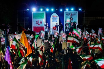 حضور مجاهدین یمنی و نمایندگان انصارالله در تجمع شبانه مردم در حمایت از مدافعان وطن در میدان انقلاب