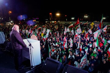 سخنرانی مهدی چمران در تجمع شبانه مردم در حمایت از مدافعان وطن - میدان انقلاب