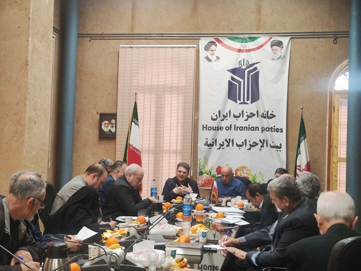 زینی‌وند: صدای واحد احزاب در جنگ، پشتوانه منافع ملی است