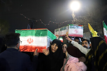 تجمع شبانه مردم در دفاع از مدافعان وطن و تشیع شهدای جنگ رمضان - کرمانشاه