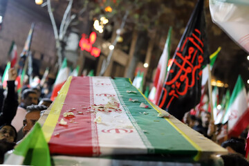 تجمع شبانه مردم در دفاع از مدافعان وطن و تشیع شهدای جنگ رمضان - کرمانشاه