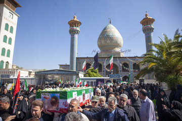 تشییع پیکر مطهر ۱۱ شهید جنگ رمضان -حرم مطهر سید اعلاالدین حسین شیراز