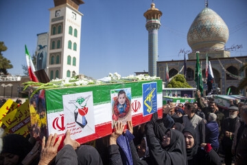 تشییع پیکر مطهر ۱۱ شهید جنگ رمضان -حرم مطهر سید اعلاالدین حسین شیراز