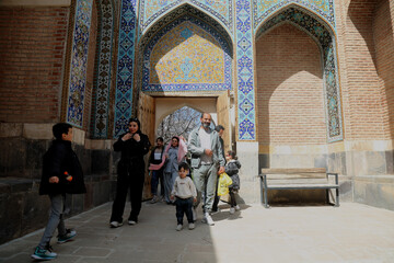 بازدید گردشگران در پنجمین هفته جنگ رمضان از مجموعه جهانی شیخ صفی الدین اردبیلی