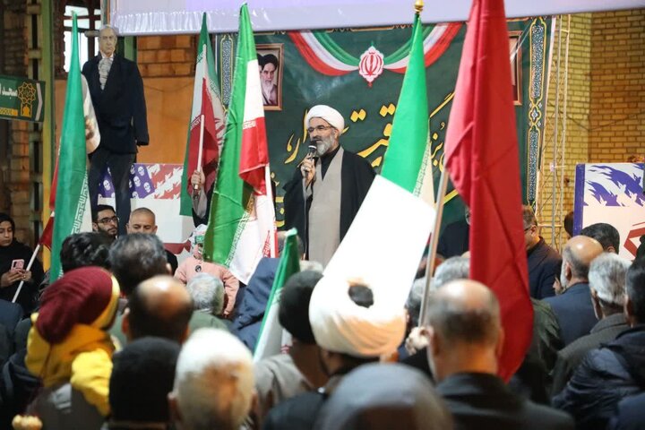 امام‌جمعه سمنان: عقب‌نشینی‌های پی‌درپی دشمن نتیجه ایستادگی ملت ایران است
