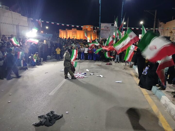 اجرای تئاتر خیابانی «کوله بهشتی» توسط توانخواه مهریزی به یاد دانش‌آموزان شهید میناب