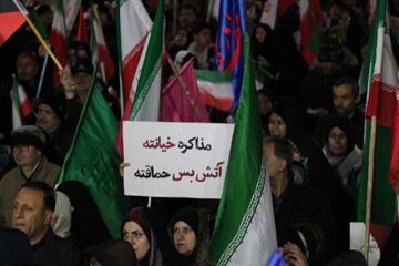 اجتماع مردم همدان در بزرگداشت روز جمهوری اسلامی و حمایت از مدافعان وطن