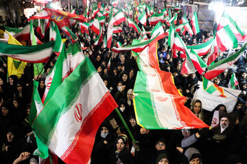 بزرگداشت روز جمهوری اسلامی در تجمع شبانه مردم زنجان