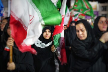 تجمع شبانه مردم در حمایت از مدافعان وطن و روز جمهوری اسلامی ایران - بوشهر