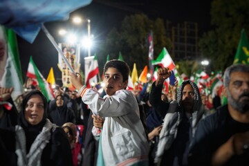 تجمع شبانه مردم در حمایت از مدافعان وطن و روز جمهوری اسلامی ایران - بوشهر