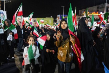 تجمع شبانه مردم در حمایت از مدافعان وطن و روز جمهوری اسلامی ایران - بوشهر