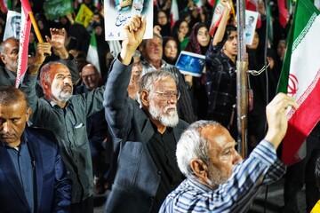 تجمع شبانه مردم در حمایت از مدافعان وطن و روز جمهوری اسلامی ایران - بوشهر