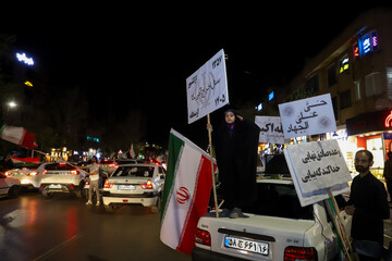 بزرگداشت روز جمهوری اسلامی در تجمع شبانه مردم مشهد
