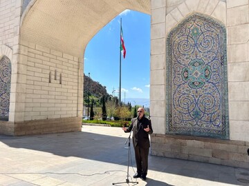 برگزاری آیین تعویض و برافراشتن پرچم جمهوری اسلامی ایران در دروازه قرآن شیراز