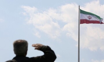 اهتزاز بزرگترین پرچم ایران در اجتماع مردم در ۱۲ فروردین
